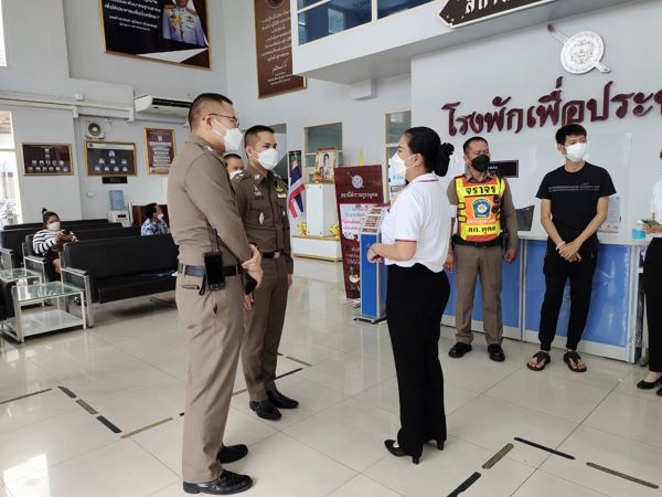 ปทุมธานี-คุณแคทลียา ชาญชนะโยธิน ประธานชมรมแม่บ้านจังหวัดปทุมธานี ตรวจเยี่ยมเจ้าหน้าที่ตำรวจสถานีตำรวจภูธรคูคต  (ชมคลิป)