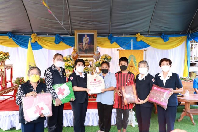 เพชรบูรณ์-มูลนิธิราชประชานุเคราะห์ฯจังหวัดเพชรบูรณ์ มอบสิ่งของพระราชทานแก่ผู้ประสบอัคคีภัย อำเภอวังโป่ง