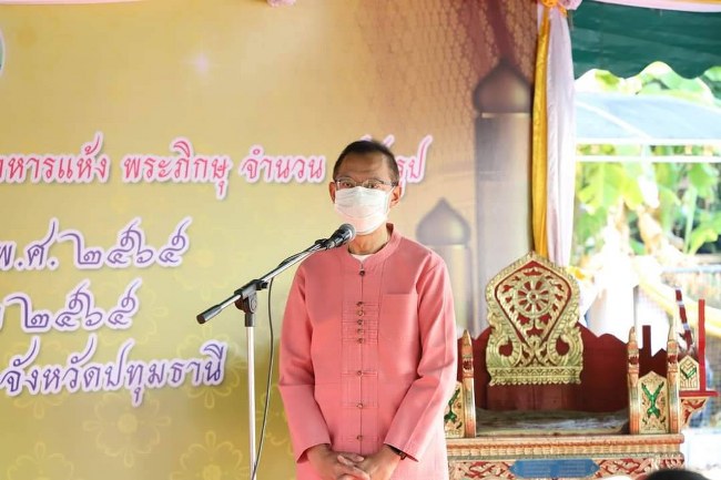 ปทุมธานี-ผู้ว่าฯ ปทุมธานี นำประชาชนทำบุญตักบาตรเสริมมงคลรับปีใหม่ สืบสานตามขนบธรรมเนียมและวัฒนธรรมไทย
