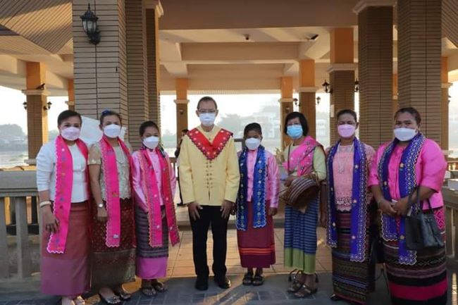 ปทุมธานี-ผู้ว่าฯ ปทุมธานี นำหัวหน้าส่วนราชการและประชาชน ทำบุญตักบาตร สืบสานวิถีพุทธ อำเภอเมืองปทุมธานี