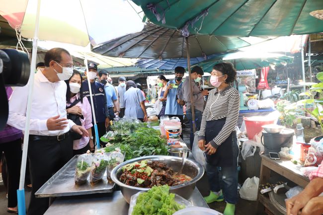 ปทุมธานี-ผู้ว่าฯปทุมธานี ลงพื้นที่ตลาดสดเทศบาลเมืองปทุมธานี กำชับให้ผู้ประกอบการติดป้ายแสดงราคาสินค้าให้ชัดเจน  (ชมคลิป)