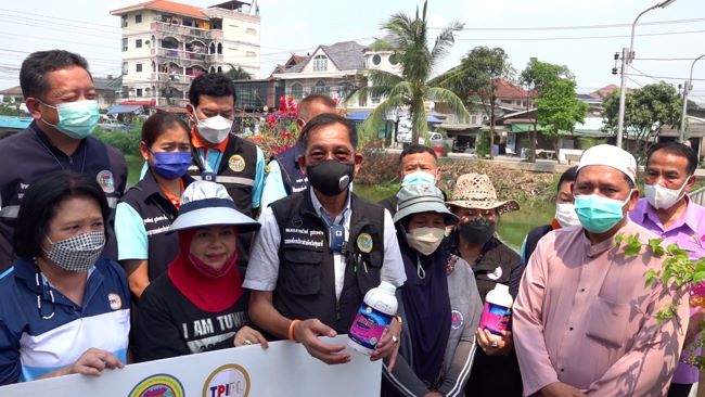 ปทุมธานี – บิ๊กแจ๊สห่วงใยปชช.เทน้ำจุลินทรีย์บำบัดน้ำเสียชุมชนแก้วนิมิต