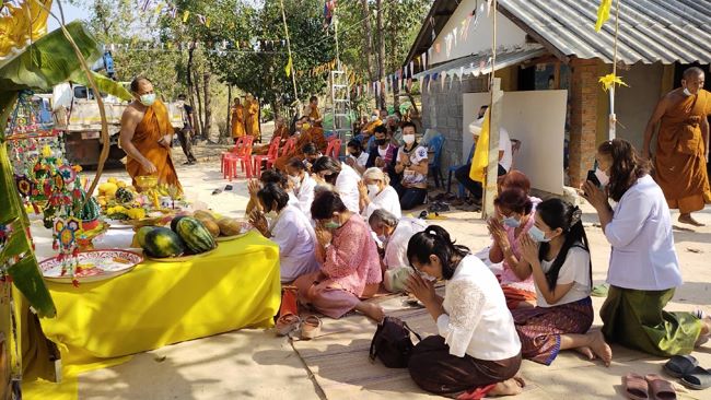 ศิษย์พระอาจารย์จันทร์ จนฺทโชโต ร่วมพิธียกช่อฟ้าและทอดผ้าป่าเพื่อหาทุนสร้างพระวิหารอุโบสถ ถวาย ณ สำนักสงฆ์เขาภูน้อยฯ จ.ร้อยเอ็ด