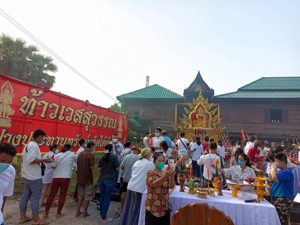 ชลบุรี​ -​ ศรัทธา​สาธุชน​หลั่งไหลร่วมพิธีบวงสรวงองค์​ท้าวเวสสุวรรณ​ ปางประทาน​ทรัพย์​ วัดใต้ต้นลาน​ คอหวยไม่พลาดส่องเลขปลายประทัด