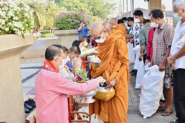 ปทุมธานี-พ่อเมืองปทุมฯสืบสานวัฒนธรรมตักบาตรวันพระวิถีไทย รามัญ