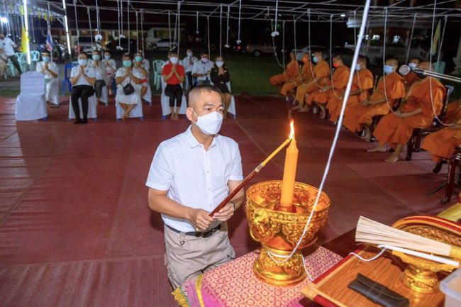 นครนายก – สาธุชน ร่วมพิธีสวดนพเคราะห์ รับส่งพระราหู เคลื่อนย้ายสู่ราศีเมษ เพื่อเสริมมงคลกับชีวิต