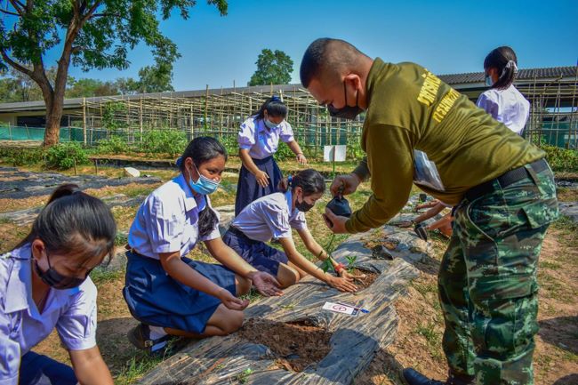 ทหารพันธุ์ดี ร.8 ต้อนรับเยาวชน ศึกษาเรียนรู้ ศูนย์การเรียนรู้เศรษฐกิจพอเพียง “ตามรอยเท้าพ่อ”