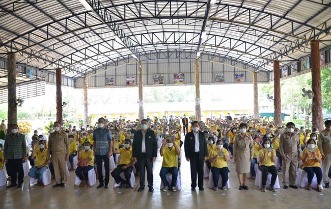 ‘นิพนธ์’ ลุยอีสาน มอบสมุดประจำตัวผู้ได้รับอนุญาตให้ทำกินในพื้นที่ป่าสงวนแห่งชาติ “ป่าดงผาลาด”