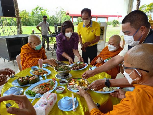 ปทุมธานี- นายก อบต.บางกระบือ จัดพิธีทำบุญที่ทำการ อบต.บางกระบือ เพื่อเป็นสิริมงคลในการทำงาน