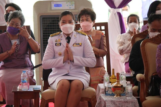 ปทุมธานี – นายสุทธิพงษ์ จุลเจริญ ปลัดกระทรวงมหาดไทยให้เกียรติเป็นประธานในพิธีมอบผ้าไตรพระราชทานฯ