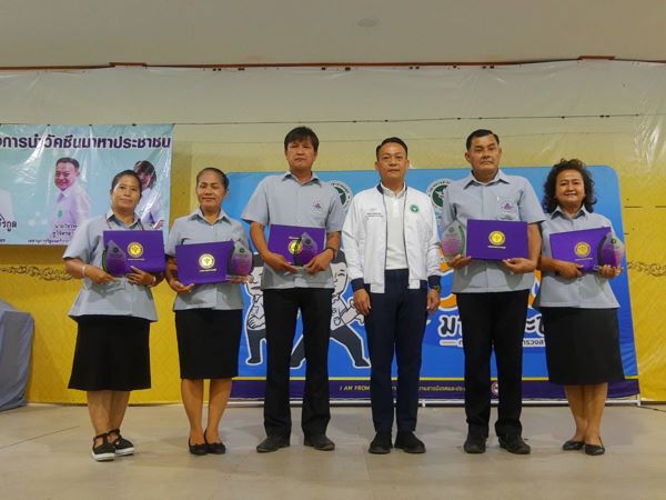 สระบุรี – เลขา รมว.สธ.เม้ง พบปะ อสม.มอบของขวัญ “ถุงคิดดี ชีวีมีสุข” มอบโล่ อสม.ดีเด่นอำเภอวิหารแดง