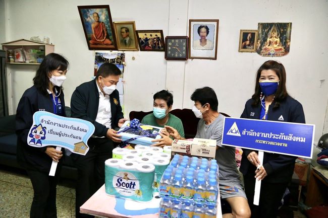 รมว.สุชาติ’ ห่วงผู้ประกันตนทุพพลภาพ ส่ง ‘คณะที่ปรึกษา’ ‘รอง สปส.’ ลงพื้นที่ให้กำลังใจถึงบ้านที่นนทบุรี