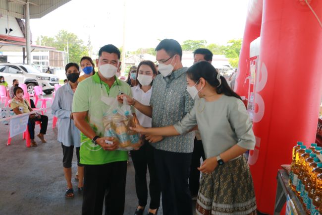 สมุทรสงคราม-สำนักงานพาณิชย์จังหวัดสมุทรสงคราม นำสินค้าจำเป็นในครัวเรือนช่วยลดภาระค่าครองชีพประชาชน