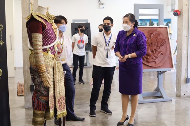 ปทุมธานี-วัฒนธรรมจังหวัดปทุมธานี นำคณะข้าราชการและเจ้าหน้าที่ เสริมความรู้ ชมนิทรรศการ “วิจิตราภรณ์ และงานประณีตศิลป์แห่งโขน” เรียนรู้งานประณีตศิลป์โขน ยก “เครื่องโขน” ทั้งงานโบราณอายุไม่ต่ำกว่า ๑๐๐ ปี