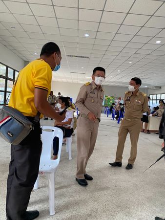 สมุทรสงคราม – ประชาชนแห่จองเหรียญวัตถุมงคลที่ระลึก 121 ปีจังหวัดสมุทรสงคราม