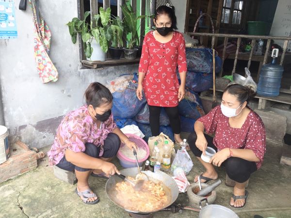 ตราด-สาวใหญ่น้ำใจงาม ทำก๋วยเตี๋ยวผัดสูตรโบราณ แจกผู้เสี่ยงสูงกักตัวอยู่บ้านวันละกว่า 34 กล่อง