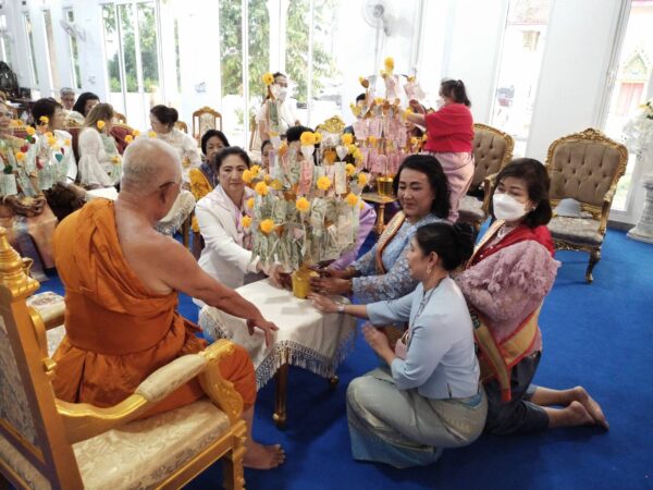 สมาคมสตรีไทยสากล ร่วมกับ สภาศิลปินทำความดีเพื่อศาสนา จัดผ่าป่าทางเรือเพื่อสมทบทุนสร้างพระอุโบสถ ถวาย ณ วัดเกาะเกรียง จ.ปทุมธานี