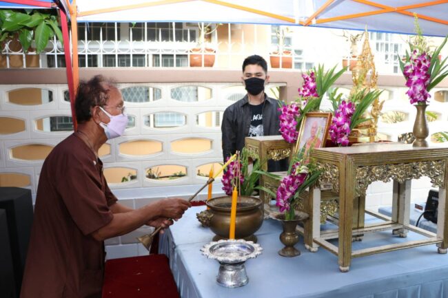 ปทุมธานี-จัดกิจกรรมสวดมนต์ทำวัตรเย็น ฟังบรรยายธรรมะและทอดผ้าป่าสามัคคี ในโครงการ “ธรรมะข้างถนน”