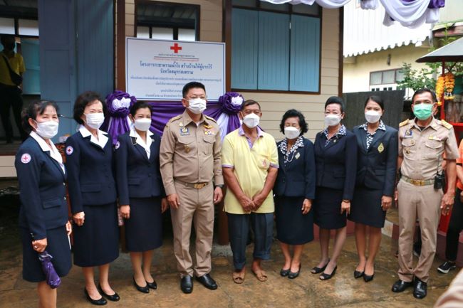 สมุทรสงคราม-สำนักงานเหล่ากาชาดจังหวัดสมุทรสงคราม มอบบ้าน “กาชาดรวมน้ำใจสร้างบ้านให้ผู้ยากไร้”