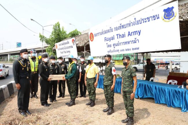 สระบุรี/เจ้ากรมยุทธศึกษาทหารบกและคณะตรวจเยี่ยมให้กำลังใจเจ้าหน้าที่ จุดบริการพี่น้องประชาชนสามแยกมิตรภาพ