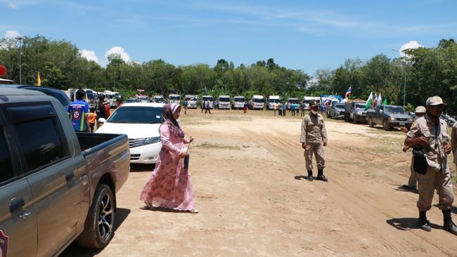 นราธิวาส-กลุ่ม 6 ล้อพลังสายบุญ คาราวาน ระดมขนดินทราย อุทิศให้แก่มัสยิดขาดแคลนพื้นที่ห่างไกล