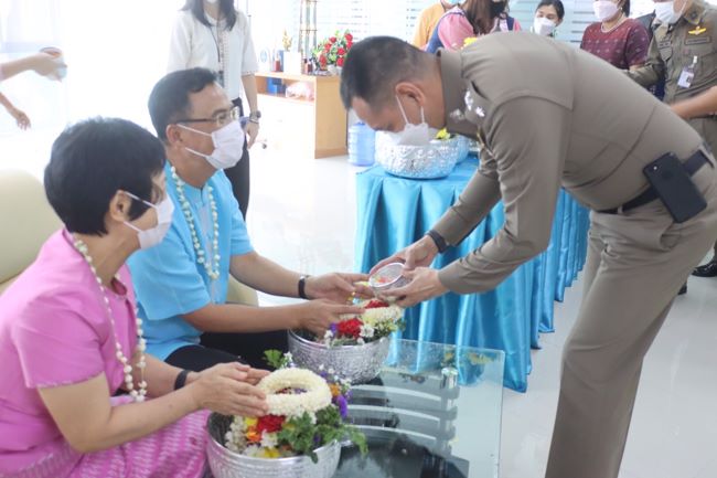 สมุทรปราการ – คณะผู้บริหาร สมาชิก รดน้ำขอพร “สส.พลังประชารัฐ” พร้อมอวยพรวันคล้ายวันเกิด “นายก อรัญญา” นายกเทศมนตรีตำบลแพรกษา