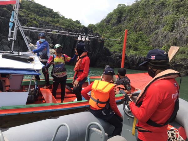 สตูล ทหารเรือนำเรือยาง RIB ล่องตรวจตราให้ความปลอดภัยทางทะเล ช่วงสงกรานต์ แก่นักท่องเที่ยว ตามเกาะแก่งใกล้ชายฝั่ง 3 เกาะ ดูแล เอาใจใส่อย่างใกล้ชิด