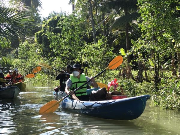 สมุทรสงคราม – ผู้ว่าฯสมุทรสงคราม พายเรือสำรวจเส้นทางลำคลองเพื่อส่งเสริมการท่องเที่ยวทางน้ำ