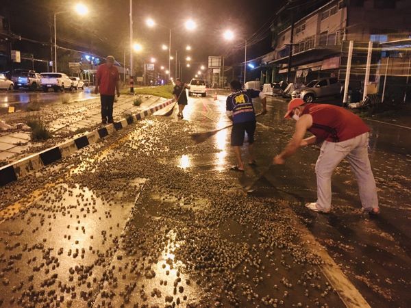 ตราด-ฝนตกถนนลื่น กระบะบรรทุกหอยเสียหลักรถหมุนหอยตกเกลื่อนถนน