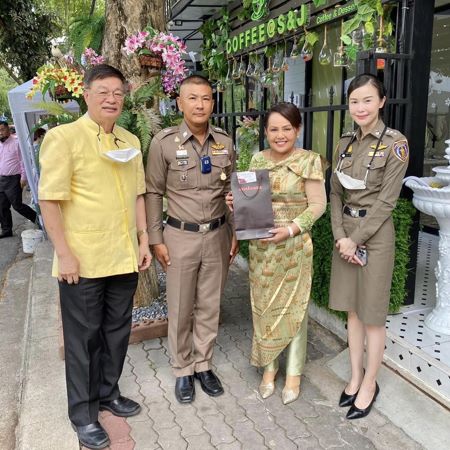 แห่รับเหรียญครุฑ “โคตรรวย” จากมือ “หลวงพ่อวราห์” ในพิธีเจิมป้ายเปิดร้าน Coffee @ S&J