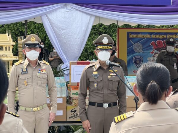 “ผบ.ตร.” ตรวจจุดตรวจบริการประชาชน เน้นย้ำให้ปฏิบัติตามที่ ตร. กำหนด และสุภาพอ่อนน้อมต่อประชาชน