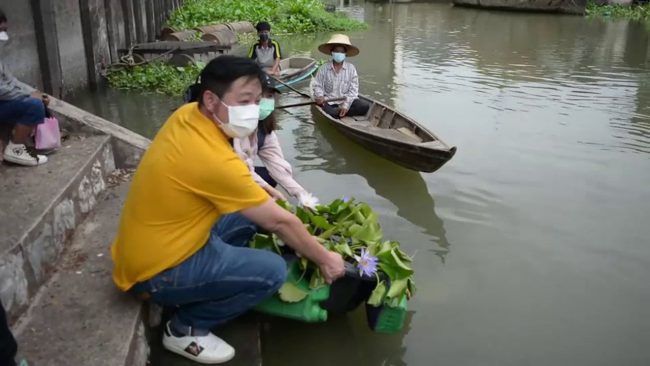 ปทุมธานี-รองผวจ.ปทุมธานีชวนนักท่องเที่ยวล่องเรือชมบัวที่ตลาดอิงน้ำสามโคกโปรโมทการท่องเที่ยว