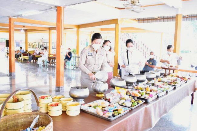 ปทุมธานี-วัฒนธรรมจังหวัดปทุมธานี ทำบุญตักบาตรเนื่องในวันอัฏฐมีบูชา