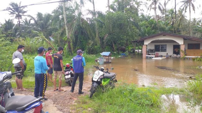 พังงา -งดล่องแก่งสองแพรก เนื่องจากฝนตกต่อเนื่องตลอดทั้งวัน ส่งผลกระแสน้ำไหลแรง สีขุ่น มาก หวั่นอันตราย ขณะที่บ้านเรือนประชาชนพื้นที่ลุ่มต่ำ น้ำเริ่มทยอยท่วมหลายจุด