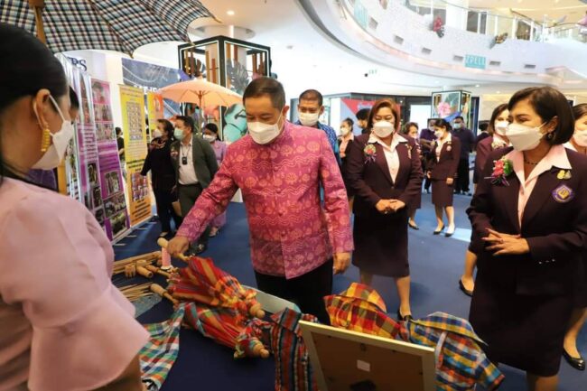 ปทุมธานี-รองผู้ว่าราชการจังหวัดปทุมธานีให้เกียรติเป็นประธาน เปิดงาน “ร้อยรักษ์รวมใจ ผู้นำสตรีไทย” ครั้งที่ ๑๔