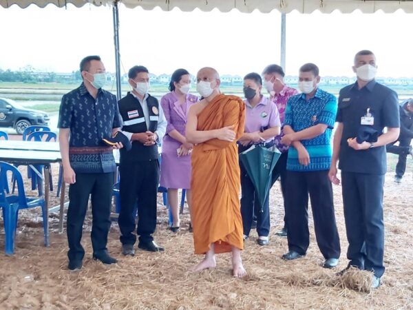 ปทุมธานี-วัฒนธรรมจังหวัดปทุมธานีร่วมถวายการต้อนรับสมเด็จพระมหาวีรวงศ์ ติดตามความคืบหน้าโครงการ “สถานปฏิบัติธรรมสมเด็จพระสังฆราช (อมฺพรมหาเถร)” และ โครงการ โคก หนอง นา แปลงเกษตรสาธิต