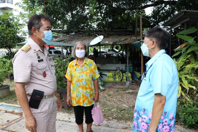 ปทุมธานี หัวหน้าฝ่ายการโยธา เทศบาลเมืองคูคตและสมาชิกสภาเทศบาลเมืองคูคต เขต1 ตรวจปัญหาน้ำท่วมบ้านเรือนประชาชน