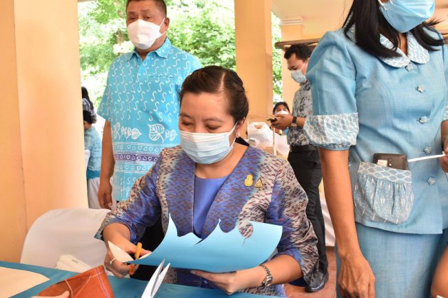 ปทุมธานี-สำนักงานวัฒนธรรมจังหวัดปทุมธานี ร่วมประดิษฐ์ผีเสื้อ เพื่อนำไปประดับในนิทรรศการเฉลิมพระเกียรติสมเด็จพระนางเจ้าสิริกิติ์ พระบรมราชินีนาถ พระบรมราชชนนีพันปีหลวง เนื่องในโอกาสมหามงคลเฉลิมพระชนมพรรษา ๙๐ พรรษา ๑๒ สิงหาคม ๒๕๖๕