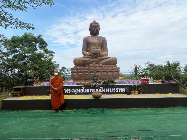 กาฬสินธุ์-อัญเชิญพระพุทธรูปหินหนัก 17 ตันประดิษฐานบนยอดเขาภูสิงห์