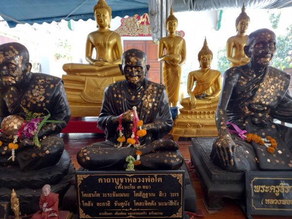 ปทุมธานี-ชาวบ้านขอเลขเด็ดไอ้ไข่วัดบางเตยกลาง สามโคก วันแรงงานแห่งชาติ คึกคัก