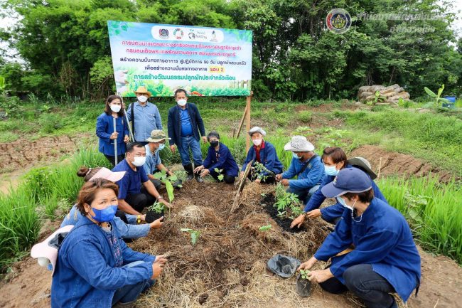 เพชรบูรณ์-รองอธิบดีกรมการพัฒนาชุมชน ลงพื้นที่ติดตามการขับเคลื่อน “โคก หนอง นา พช.” และขับเคลื่อนการขจัดความยากจน พัฒนาคนทุกช่วงวัยอย่างยั่งยืน ตามหลักปรัชญาของเศรษฐกิจพอเพียง