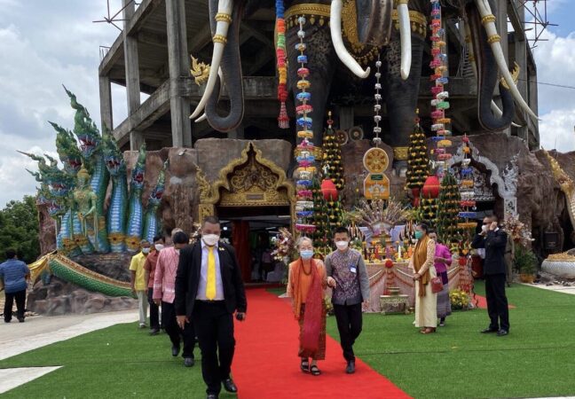 สุรินทร์-หม่อมเจ้าอุทัยกัญญา ภาณุพันธุ์ พระราชปนัดดาในพระบาทสมเด็จพระจอมเกล้าเจ้าอยู่หัว รัชกาลที่ 4 ทรงกรุณาเสด็จบำเพ็ญกุศลส่วนพระองค์ ณ วัดจำปาสะเอิง ตำบลโพนครก อำเภอท่าตูม