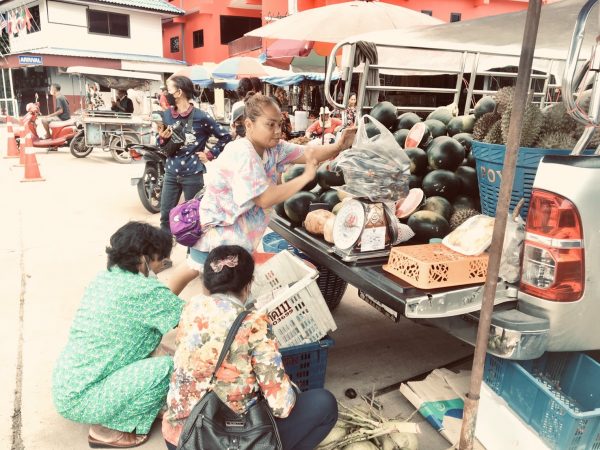 ตราด-ตลาดการค้าชายแดนบ้านหาดเล็กคึกคัก ชาวกัมพูชาข้ามมาซื้อผลไม้ฝั่งไทยเป็นจำนวนมาก