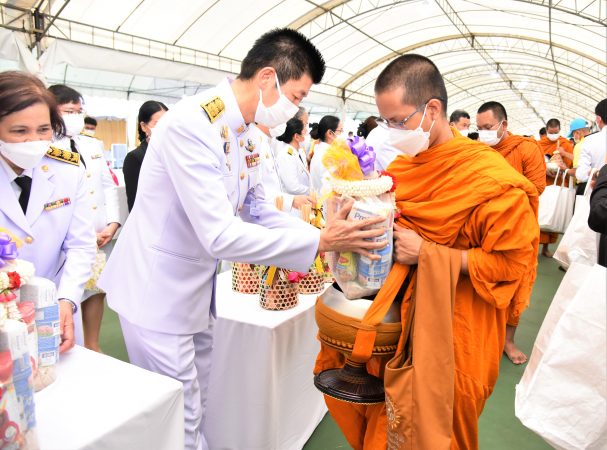 ก.แรงงาน ร่วมพิธีเจริญพระพุทธมนต์ ทำบุญตักบาตรถวายพระราชกุศล เนื่องในโอกาสวันเฉลิมพระชนมพรรษา สมเด็จพระนางเจ้าฯ พระบรมราชินี