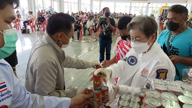 ปราจีนบุรี-มูลนิธิป่อเต็กตึ๊งมอบเครื่องอุปโภคบริโภคให้ชาวเมืองปราจีนบุรีที่ได้รับผลกระทบจากโควิค19