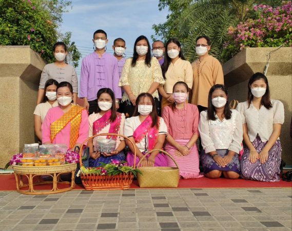 ปทุมธานี ผู้ว่าราชการจังหวัดปทุมธานี นำหัวหน้าส่วนราชการ และประชาชน ทำบุญตักบาตร สืบสายวิถีพุทธ