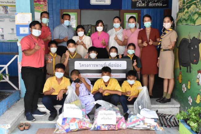 ปทุมธานี ร.ร.ประถมศึกษาธรรมศาสตร์นำอุปกรณ์ทางการเรียน และอุปกรณ์กีฬา จากพานพุ่มไหว้ครู มอบให้กับโรงเรียนที่ขลาดแคลน 9 โรงเรียน