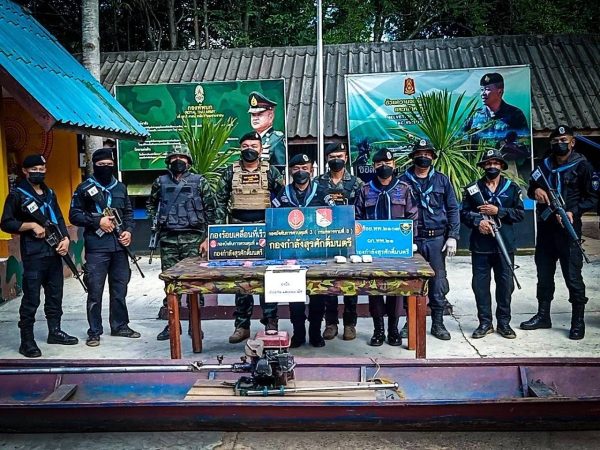 จ.เลย “กองกำลังสุรศักดิ์มนตรี” บูรณาการด้านการข่าวจัดกำลังซุ่มเฝ้าตรวจยึดเรือพร้อมยาบ้า จำนวน 12,000 เม็ด