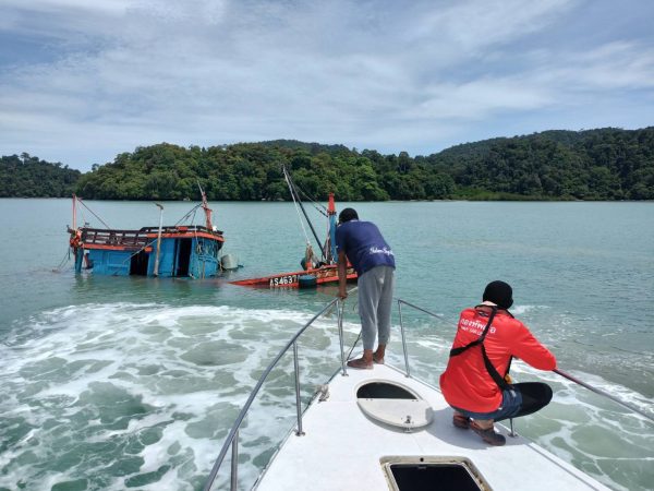 สตูล คลื่นแรงจัด ซัดเรือประมงจมใกล้เกาะตะรุเตา 3 ชีวิตลอยคอกลางทะเล