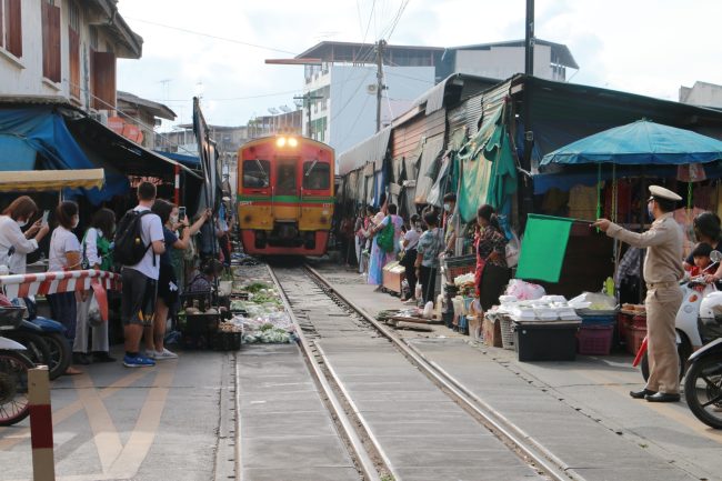 สมุทรสงคราม-ส่งเสริมการท่องเที่ยวโดยทางรถไฟสายตลาดร่มหุบแม่กลองเพื่อฟื้นฟูเศรษฐกิจ